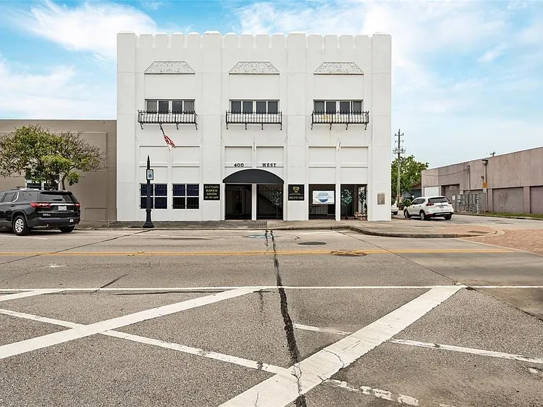 400 W Texas Ave #4 — Photo 1