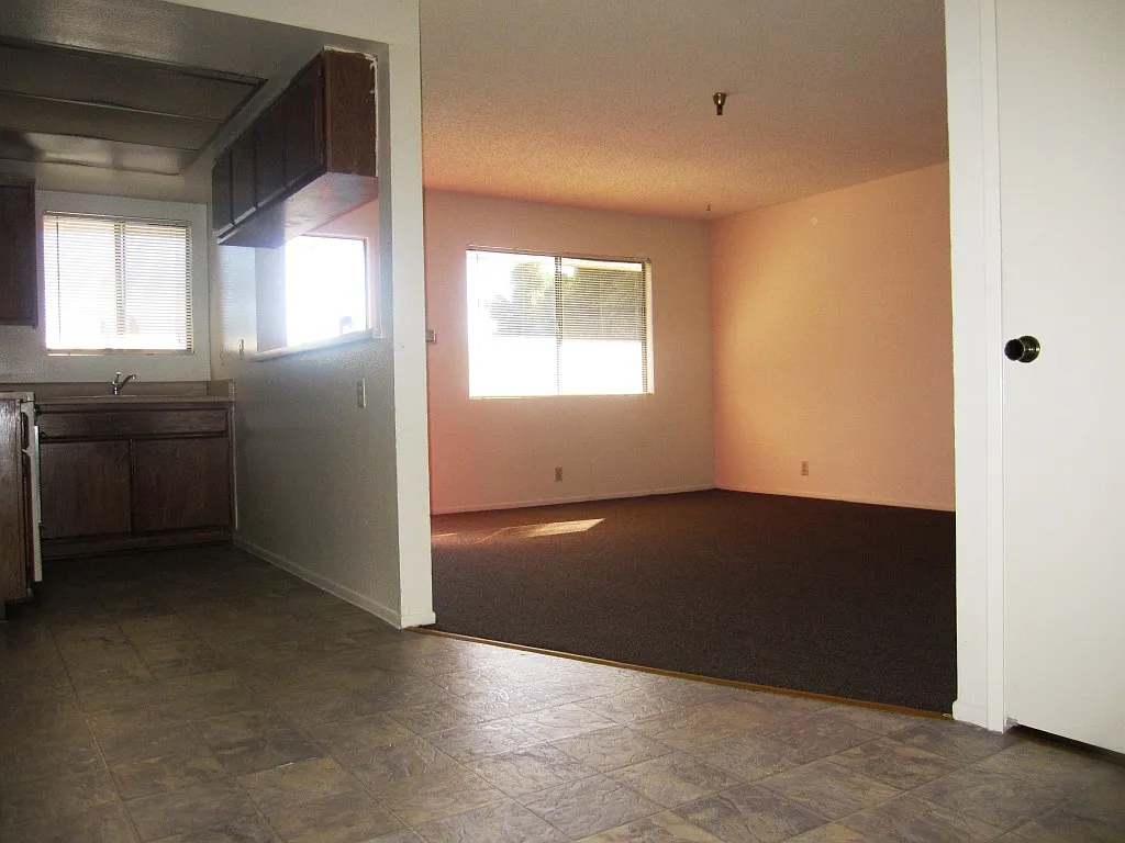 13415 Kornblum Ave — Photo 2