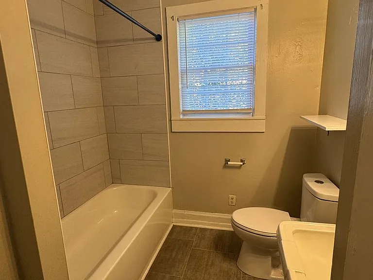 1526 Heath St — Photo 2