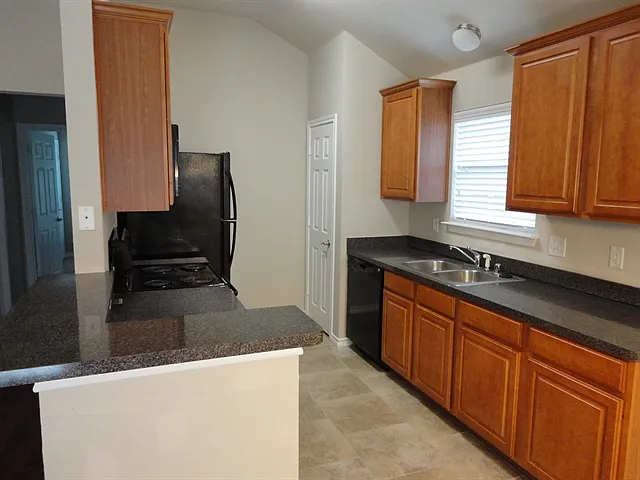 3 bed, 2.0 bath, 1390 sqft, $2,135 — Photo 3