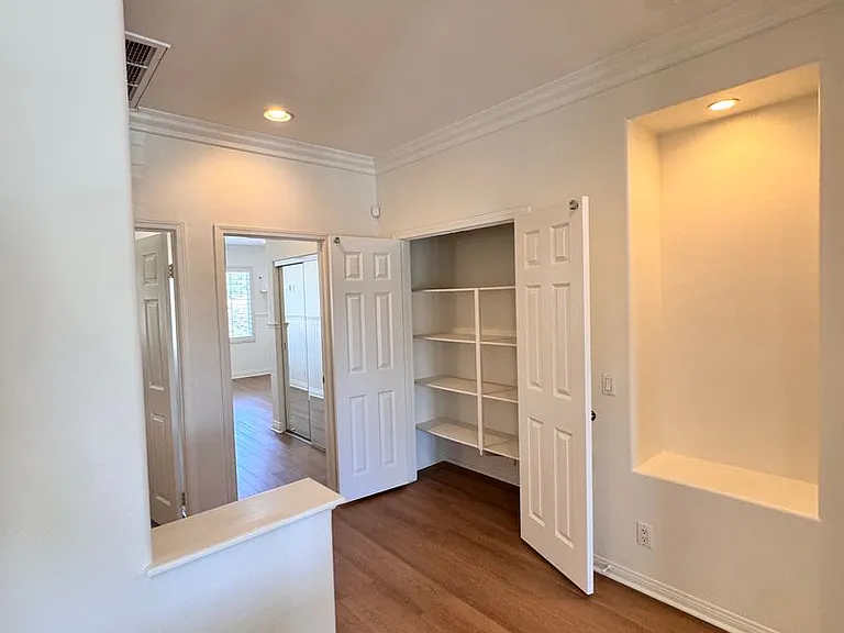 326 Manila Ave — Photo 24