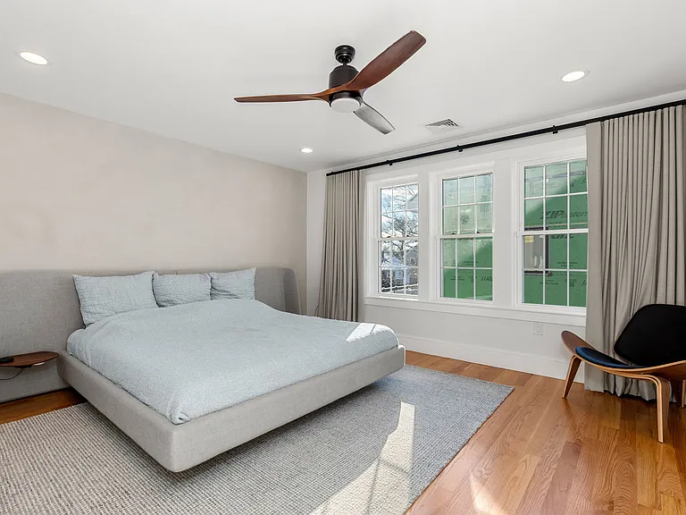 148 Lexington St — Photo 9