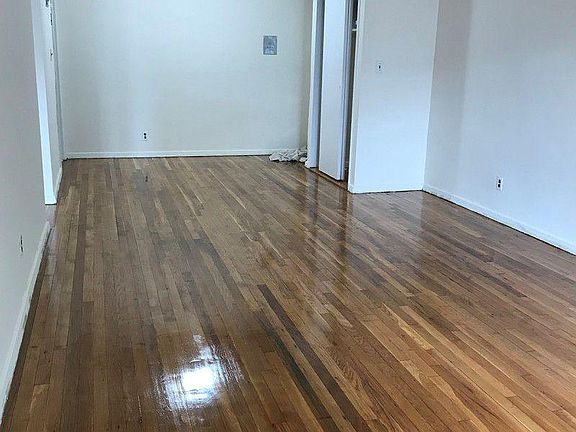 5th image of 14943 35th Ave APT 1E