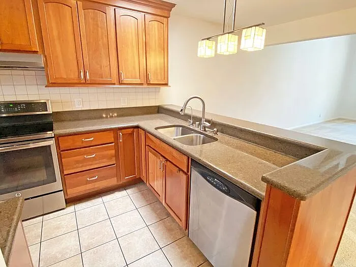 3 bed, 2.0 bath, 1700 sqft, $4,050 — Photo 4