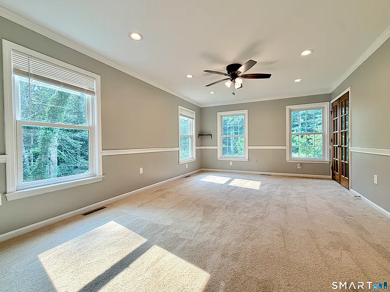 22 Hyde Park Dr — Photo 8