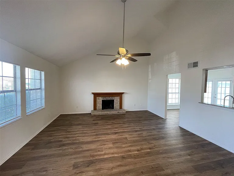 1513 Liberty Ln — Photo 4