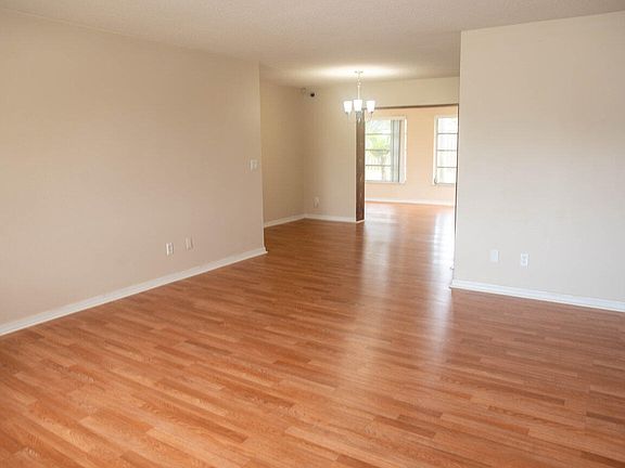 4th image of 157 SE Soneto Court