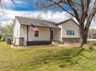 1611 N McDonald Ave, Decatur, TX 76234