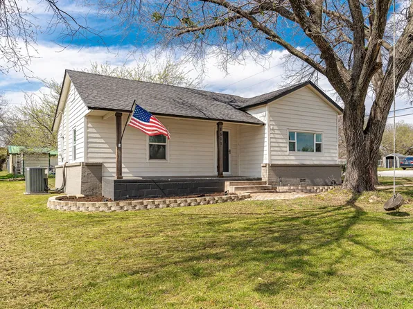 1611 N McDonald Ave, Decatur, TX 76234