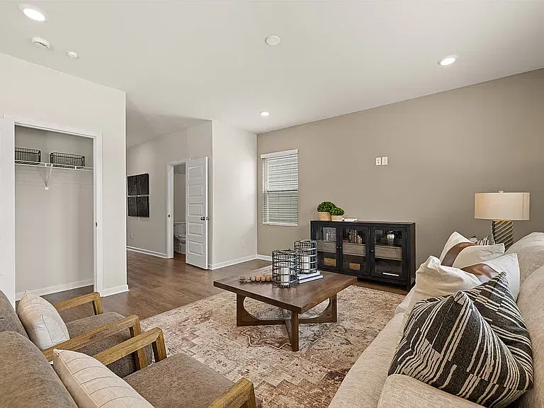 4 bed, 1828 sqft, $1,925 — Photo 3