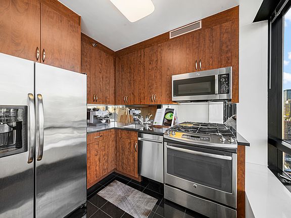 4th image of 420 E 61st St APT 30A