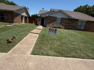 304 Gregory Ln, Grand Prairie, TX 75052
