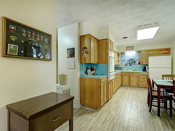 5th image of 303 N Horne St