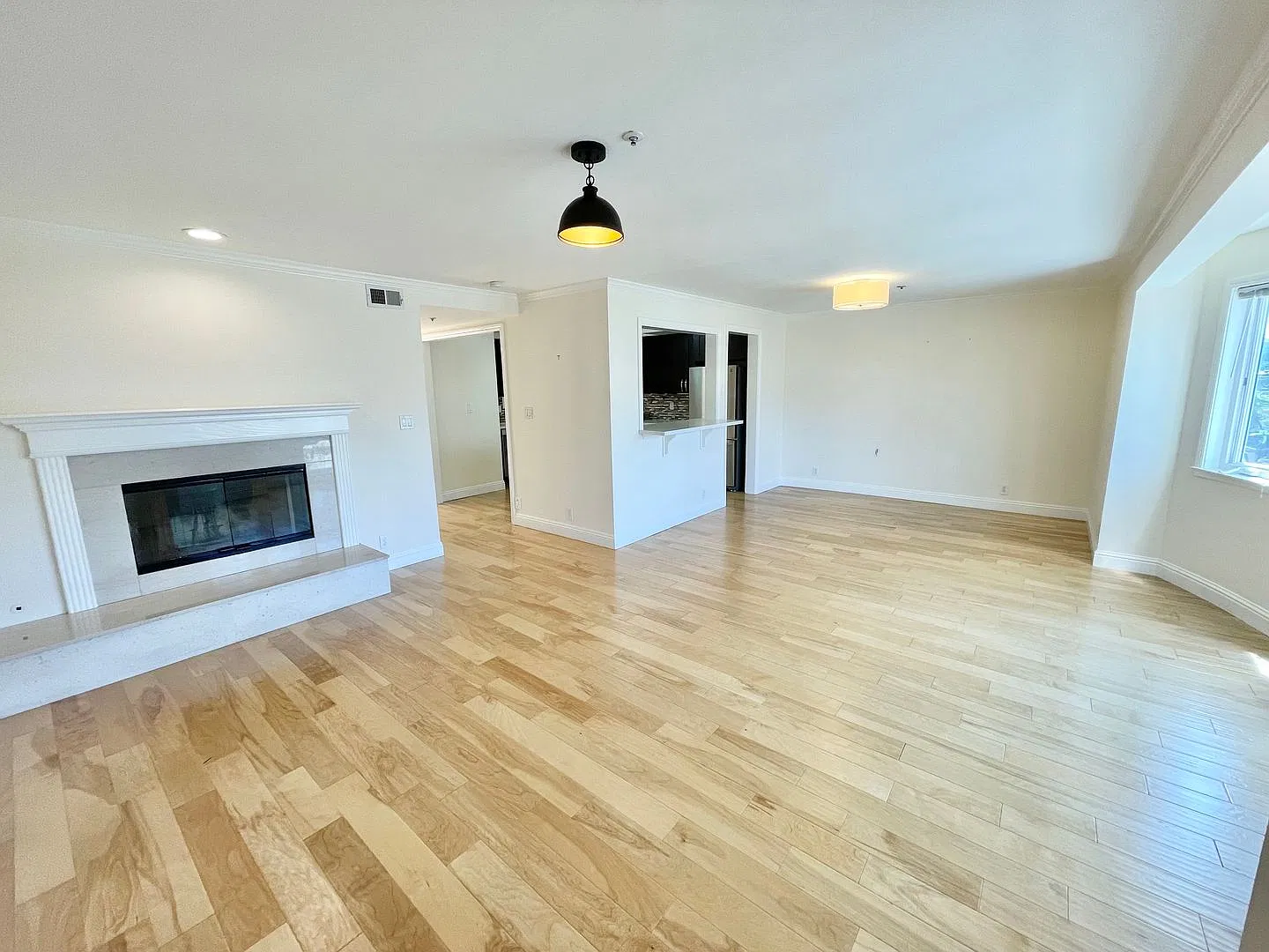 Modern 3br/2ba, 1,491 Sqft Ocean Front Condo! Parking! Laundry! Progressive — Photo 3