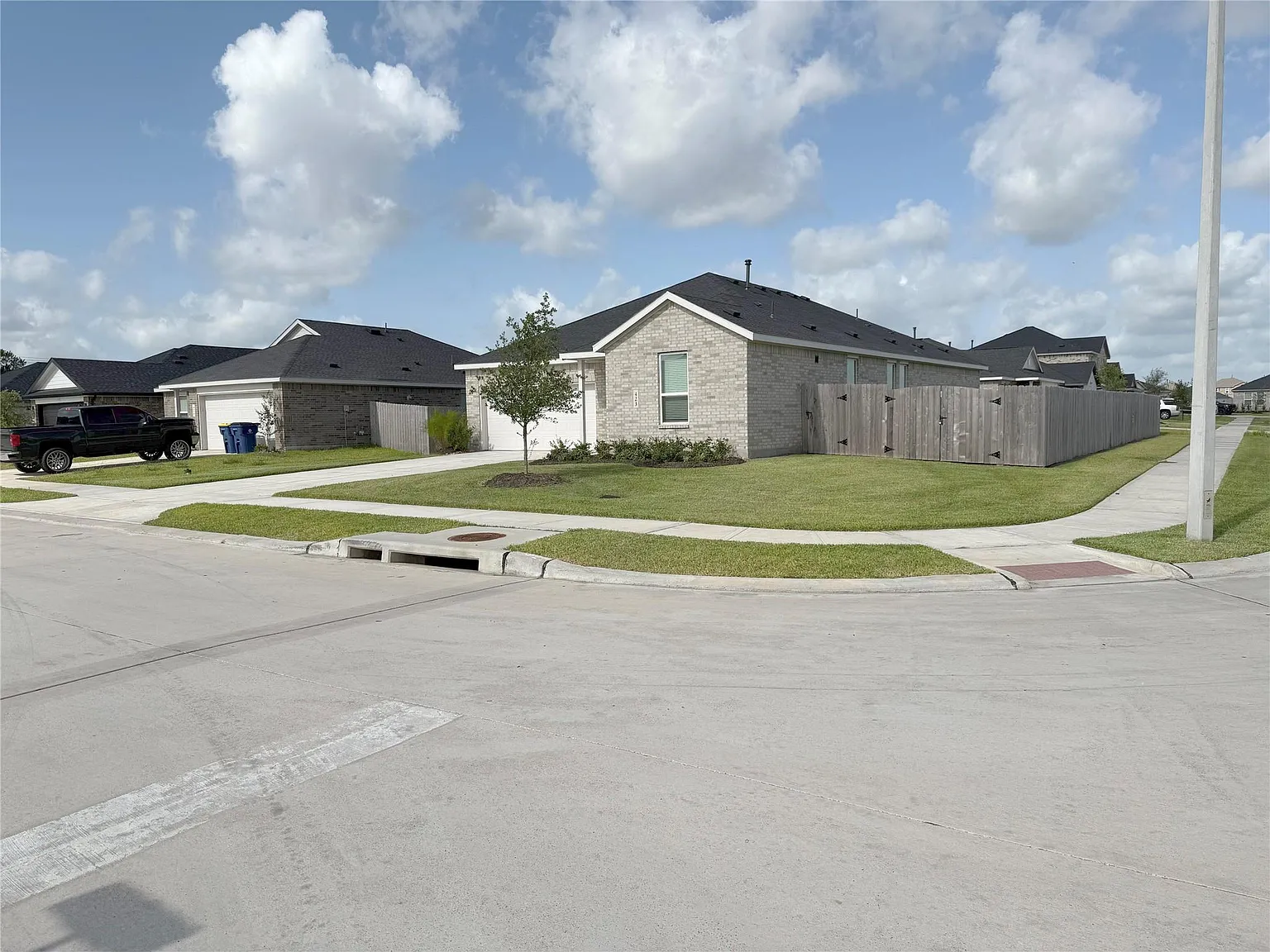 3 bed, 2.0 bath, 1949 sqft, $2,250 — Photo 3