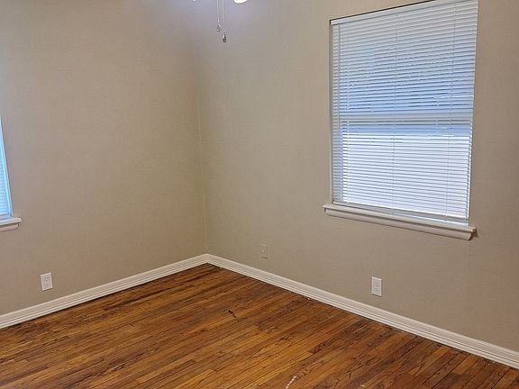 3rd image of 921 Manhattan Dr