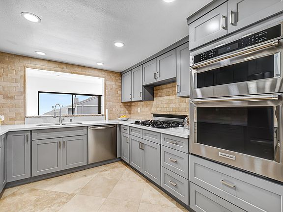 3rd image of 305 Columbia St