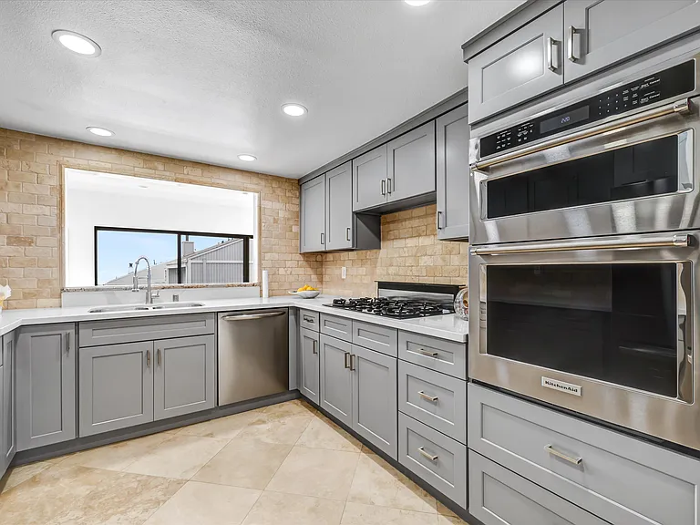 305 Columbia St — Photo 3
