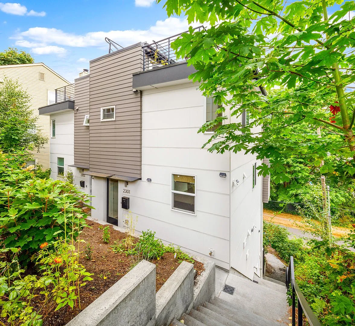 3 Bedroom 2 Bath Newer Magnolia Townhouse — Photo 2