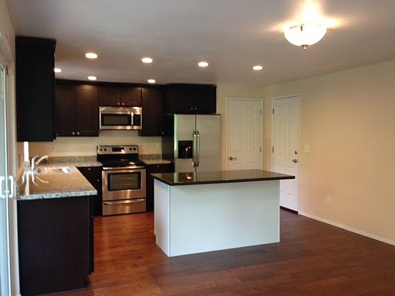 3rd image of 7526 Locust Ave E