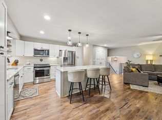 1934 Hythe St, Roseville, MN 55113