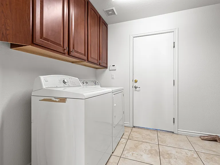 2733 Kildrummie St — Photo 34