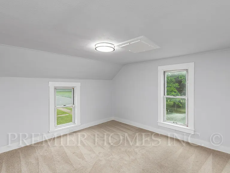 908 7th St NE — Photo 8