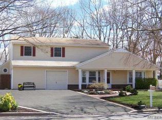 11 Sun Valley Dr, Coram, NY 11727