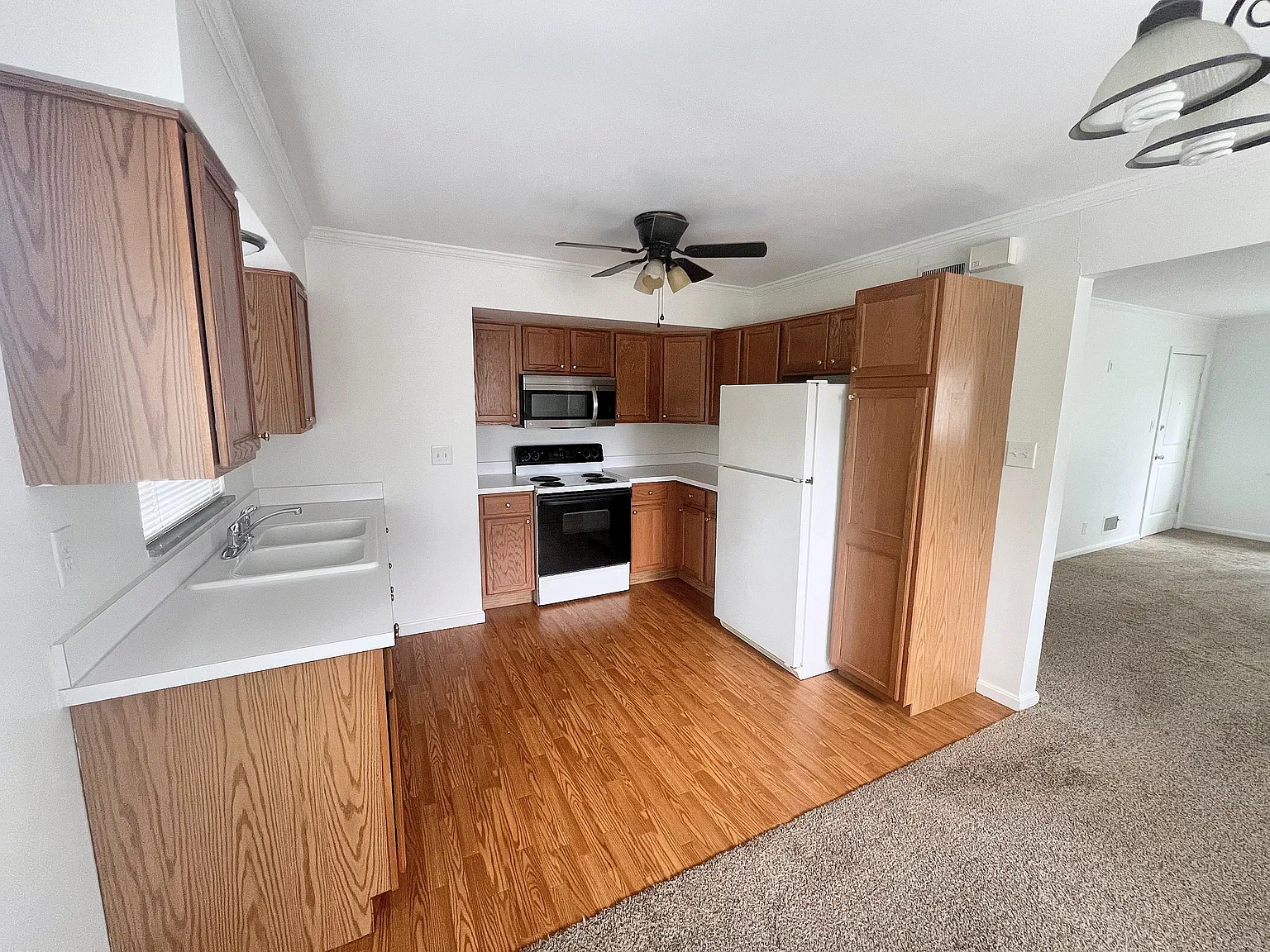 2 bed, 1024 sqft, $1,300 — Photo 2