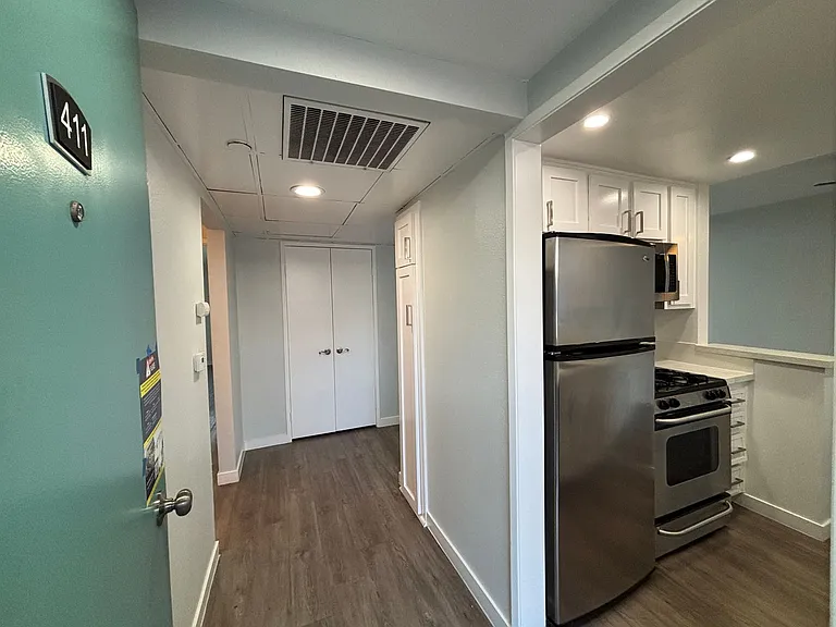 110 S Sweetzer Ave — Photo 67