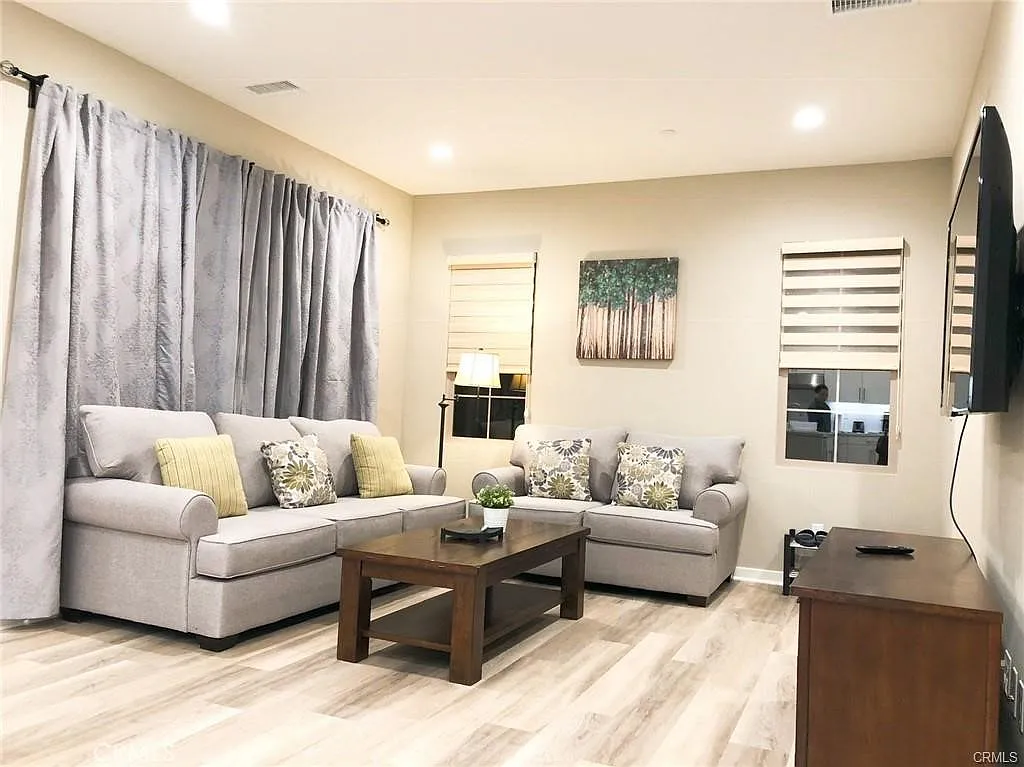3 bed, 2.5 bath, 1597 sqft, $5,500 — Photo 3