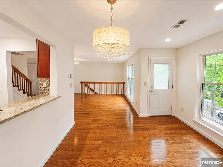 555 Ridge Ln — Photo 5