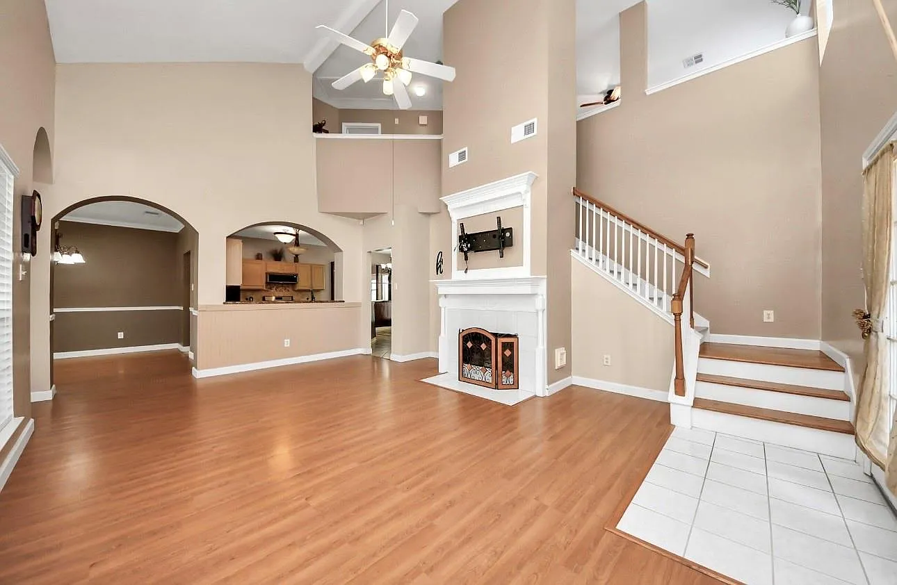 3 bed, 2.5 bath, 2410 sqft, $2,200 — Photo 2
