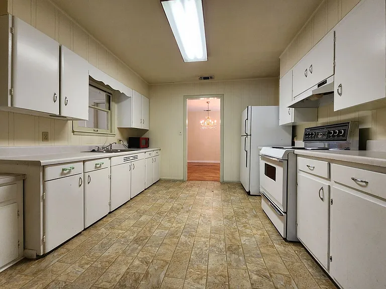 707 W Avenue J — Photo 3