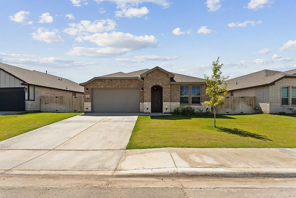 5 bed, 2.0 bath, 2157 sqft, $5,000 — Photo 2