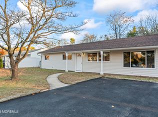 404 Brook Forest Dr, South Toms River, NJ 08757