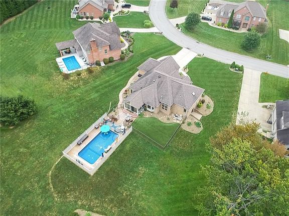 3rd image of 212 N Magnolia Dr