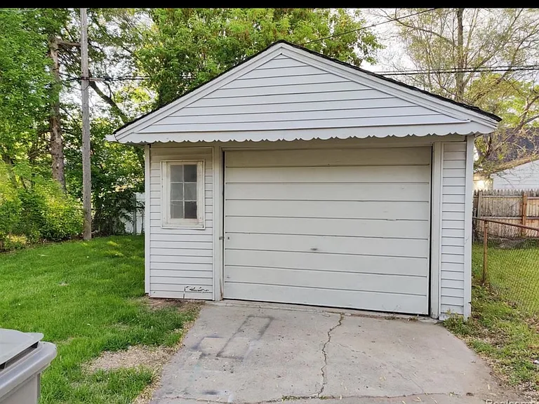 26370 Oakland St — Photo 7