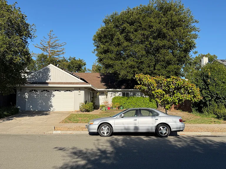 1186 Stafford Dr — Photo 1