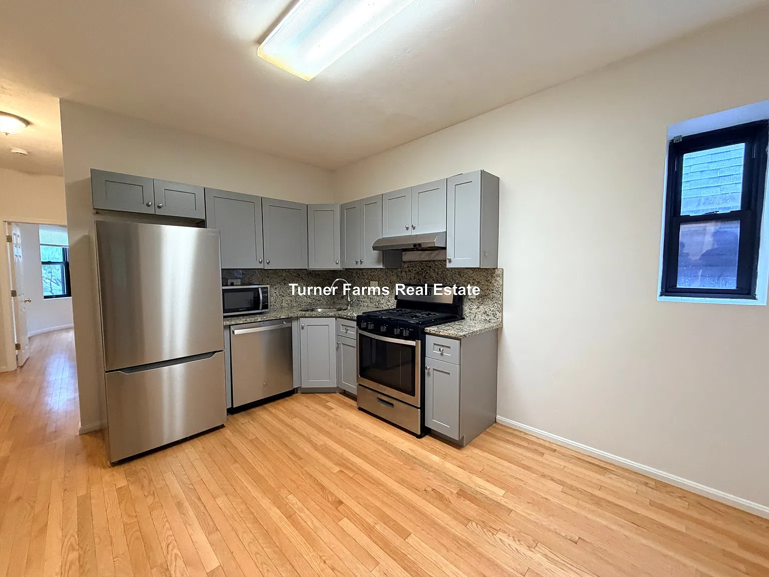 3 bed, 1.5 bath, 9999 sqft, $3,300 — Photo 3