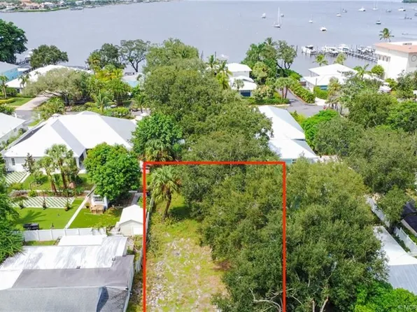 704 SW Cleveland Ave, Stuart, FL 34994