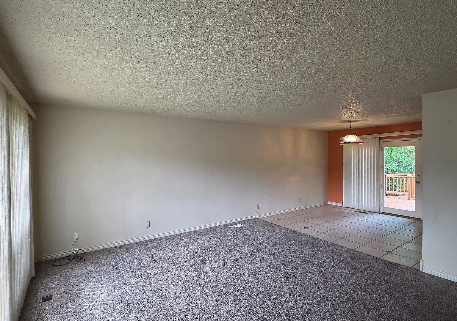 Large Four Bedroom House with Double garage and Fenced Yard — Photo 3