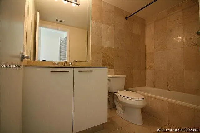 Full master bathroom (upstairs)