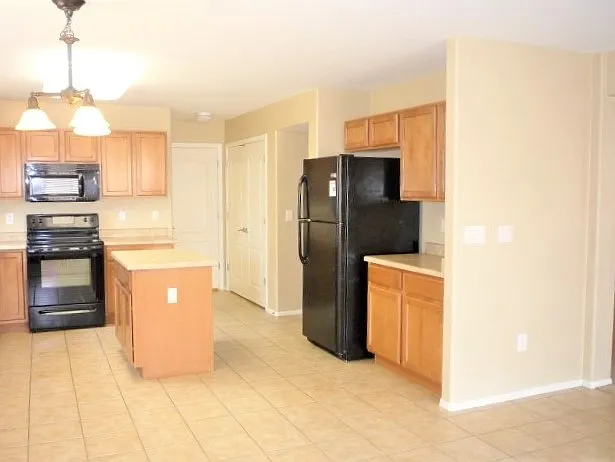 4 bed, 2.0 bath, 1660 sqft, $2,085 — Photo 2