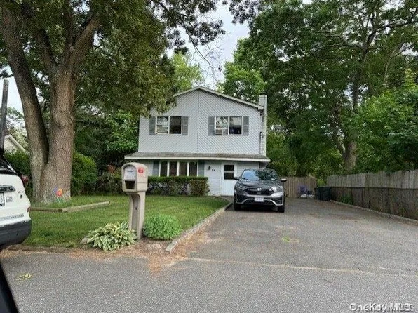 56 Hollywood Avenue, Selden, NY 11784