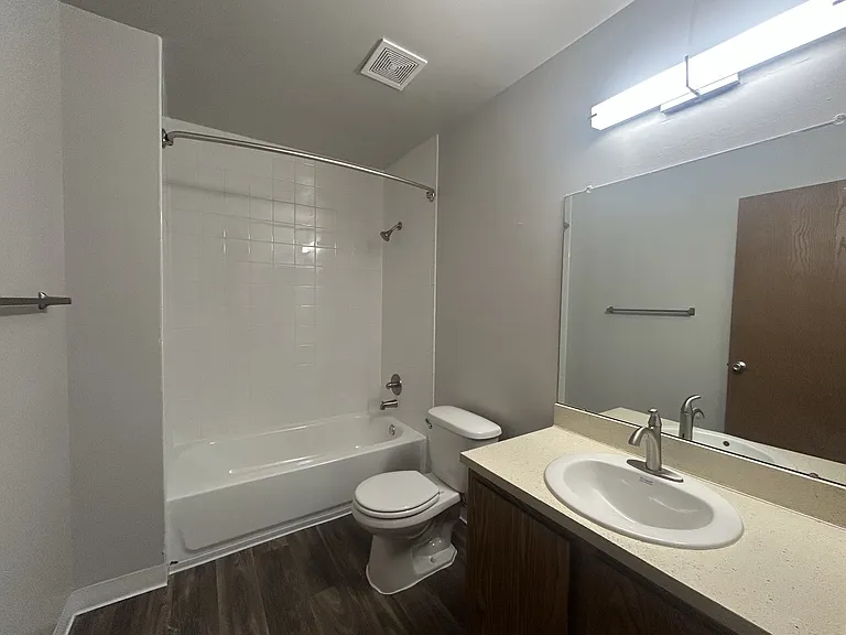 Woodland Villa Apartments — Photo 35
