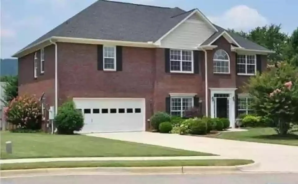 4 bed, 3100 sqft, $2,390 — Photo 3