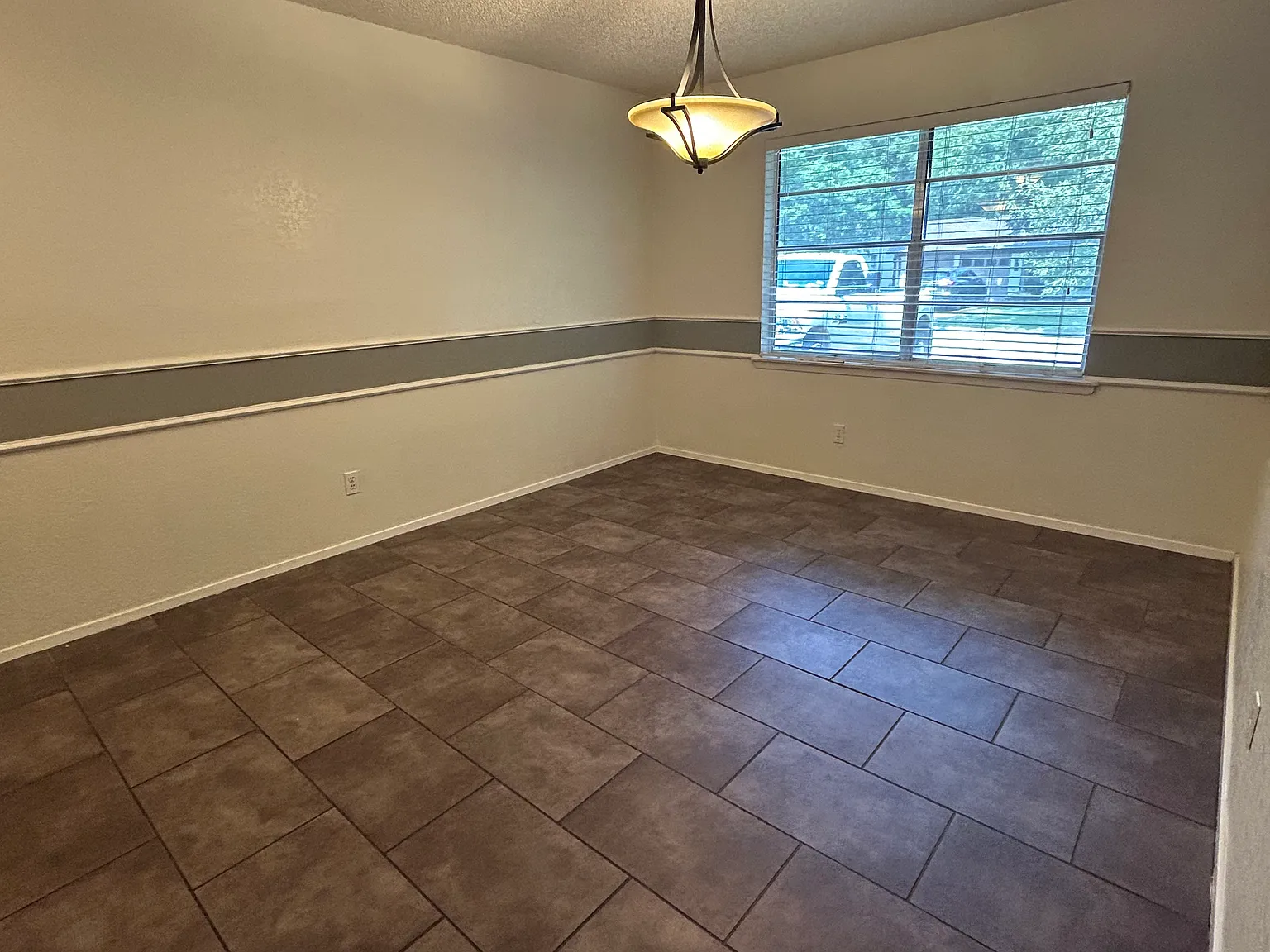 401 Lena Ln — Photo 3