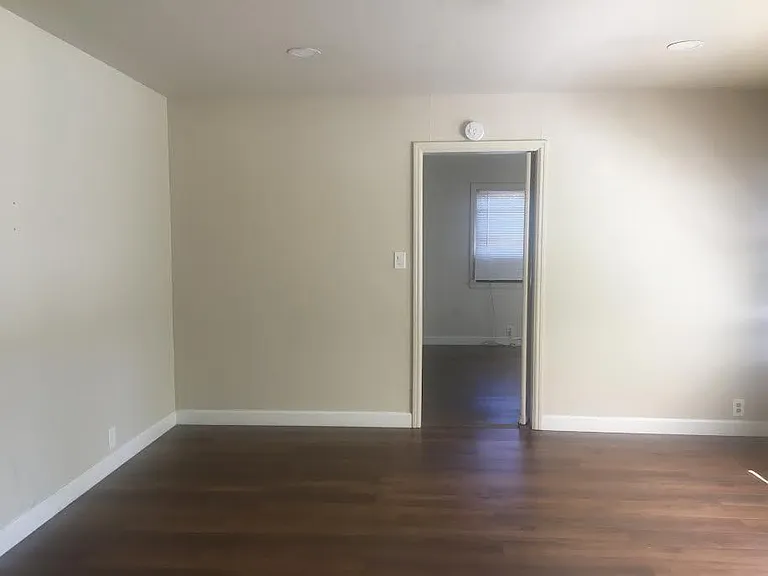 1098 Hazelwood Ave — Photo 10