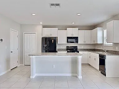 4 bed, 2.5 bath, 2589 sqft, $2,600 — Photo 3
